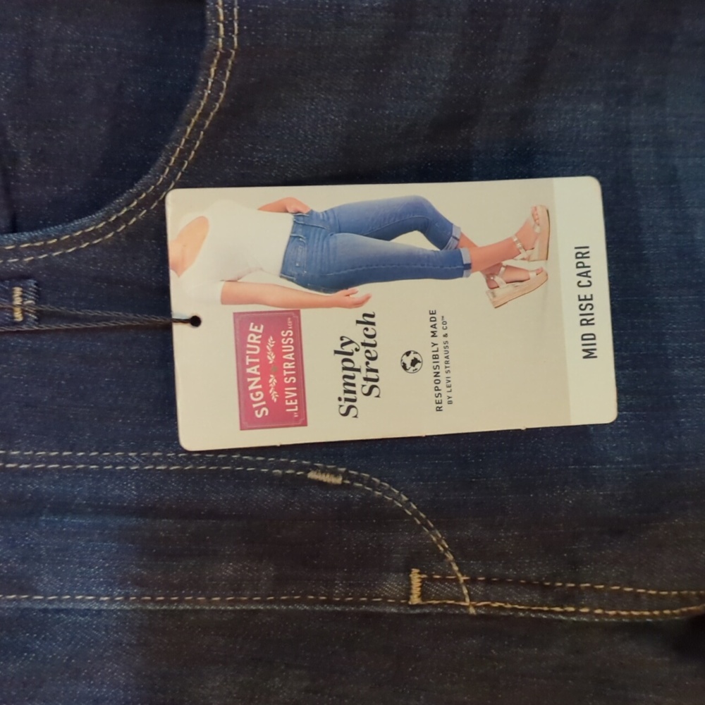 Levi's Signature Mid Rise Capris - Picture 2 of 7